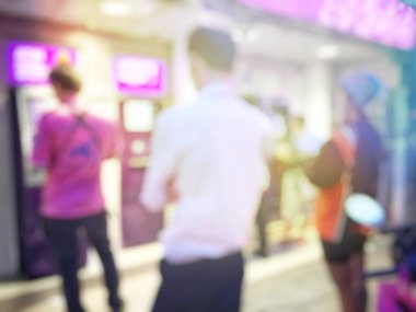 İnsanların tren istasyonu salonunda tren bekliyorsun bulanık görüntü