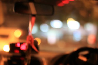 Arabanın içinden gece yolu görüntüsü doğal ışık sokağı ve diğer arabalar bulanık, gece yolculuk yapan bir arabanın içinden görüntü bulanık..