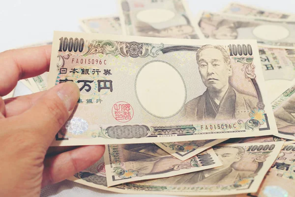 日本の通貨ノート 白い背景に日本円を数える手 — ストック写真