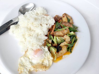 kavrulmuş chili Yapıştır ve fesleğen yaprağı, brokoli, beyaz beyaz arka plan, gıda Tay tabakta mantar karışık sebze kızarmış tavukla karıştırın.