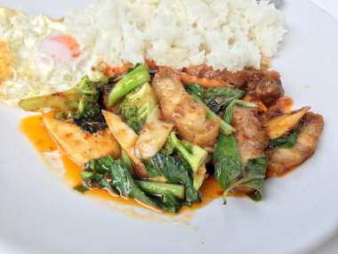 kavrulmuş chili Yapıştır ve fesleğen yaprağı, brokoli, beyaz beyaz arka plan, gıda Tay tabakta mantar karışık sebze kızarmış tavukla karıştırın.