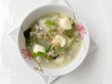 Tayland mutfağı, kıyılmış domuz eti ve soya fasulye çorbası içinde arka plan, Tayland gıda üzerinde beyaz darbe 