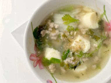 Tayland mutfağı, kıyılmış domuz eti ve soya fasulye çorbası içinde arka plan, Tayland gıda üzerinde beyaz darbe 