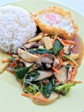 Kızarmış uskumru sebze ve Yapıştır ile sos, yumurta kızarmış. Tayland Gıda