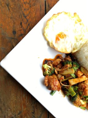 kavrulmuş chili Yapıştır ve tatlı fesleğen yaprağı, brokoli, mantar karışık sebze, kızarmış tavukla karıştırın kızarmış yumurta beyaz ahşap arka plan, gıda Tay tabakta Yasemin pirinç.