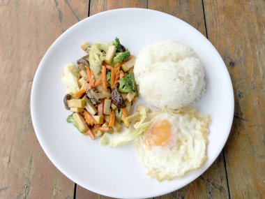 Karıştırın kızarmış Tofu Çin tarzı, derin kızarmış Tofu ile et suyu sosu, tofu karışık sebze ve beyaz arka plan üzerinde beyaz tabak içinde kızarmış yumurta ile karıştırın kızarmış. Vejetaryen yiyecekler, sağlıklı gıda.