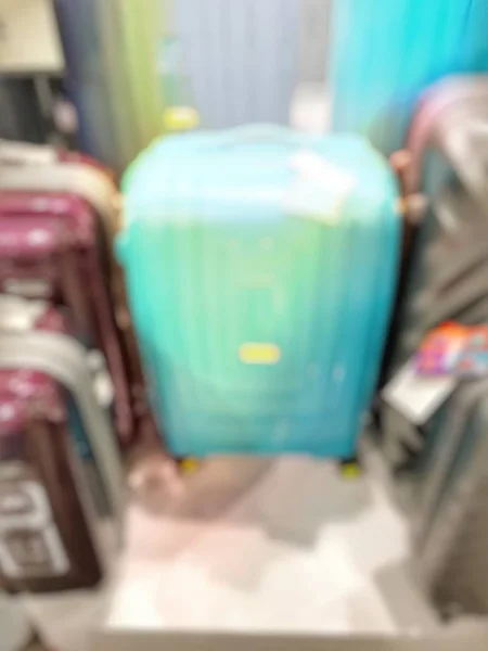 スーツケース店の背景がぼやけている — ストック写真