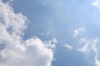 Mavi gökyüzü arka plan daha önce yağmur küçük bulutlar ile.