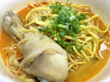 Tayland baharatlı yemekleri, tavuk köri içinde beyaz arka plan üzerinde beyaz darbe veya Tay adı yumurta şehriye khao soi kai, Yerel mutfak Kuzey Tayland olduğunu.