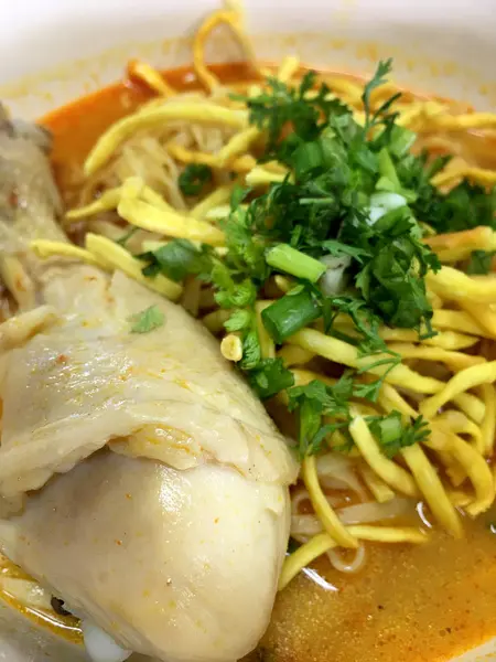 Nourriture Épicée Thaïlandaise Nouilles Aux Oeufs Curry Poulet Coup Blanc — Photo