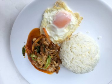 Stir fried chicken kavrulmuş Chili Yapıştır ile pirinç ve yumurta beyaz tabak içinde ateş.