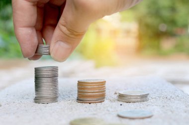 Adamın el koymak para paralar paralar yığıta yeşil doğa arka plan bulanık görüntü üzerinde vintage sesi filtre ile. Para, finans, iş büyüme kavramı.