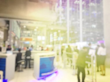 Uçuş uçak kurulu yakınındaki bekleyen Havaalanı salonunda bulanık insanlar