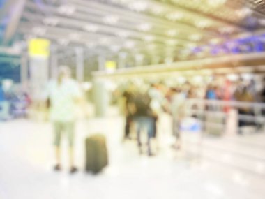 Uçuş uçak kurulu yakınındaki bekleyen Havaalanı salonunda bulanık insanlar