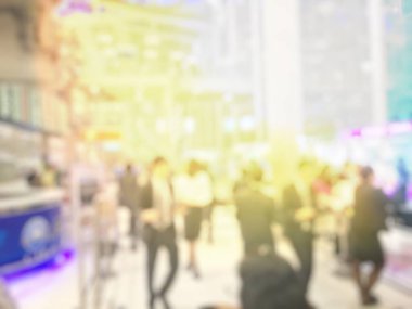 Uçuş uçak kurulu yakınındaki bekleyen Havaalanı salonunda bulanık insanlar