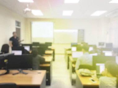 Arka plan bulanık görüntü okuyan öğrenciler ve iş soyut ve büyük salonu meslek seminer ekran ve bilgi göstermek için projektör ile tartışmak.