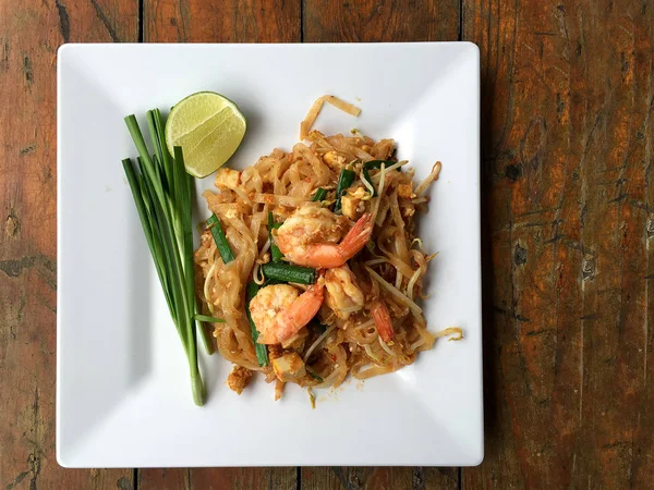 Тайская Жареная Лапша Pad Thai Креветками Овощами Белой Тарелке Деревянном — стоковое фото