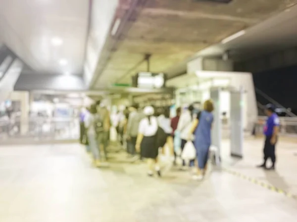 Des Personnes Floues Dans Hall Aéroport Attendant Vol Près Bord — Photo