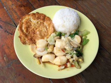 Kızarmış tofu sebze ve ahşap masa üzerinde yeşil tabak içinde Tay omlet (yumurta). Gıda Tay tarzında. Vejetaryen yiyecekler. Vintage sesi.