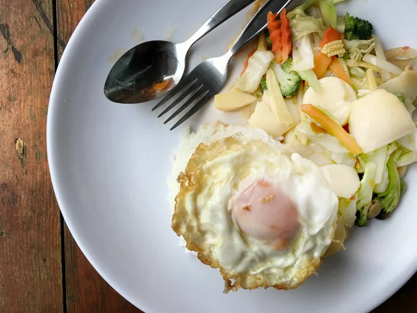 Wokade Blandade Grönsaker Med Tofu Och Stekt Ägg Med Ris — Stockfoto