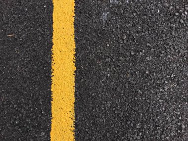 Siyah asfalt yol yüzey dokusunu hatta sarı boya. alanı ulaşım arka plan