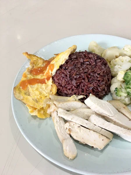 Temiz Gıda Riceberry Pirinç Haşlanmış Tavuk Havuç Ile Ile Diğer — Stok fotoğraf