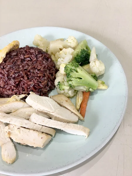 Comida Limpa Arroz Riceberry Com Frango Cozido Com Cenoura Tometo — Fotografia de Stock