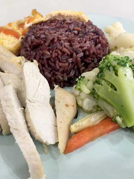 Comida Limpa Arroz Riceberry Com Frango Cozido Com Cenoura Tometo — Fotografia de Stock