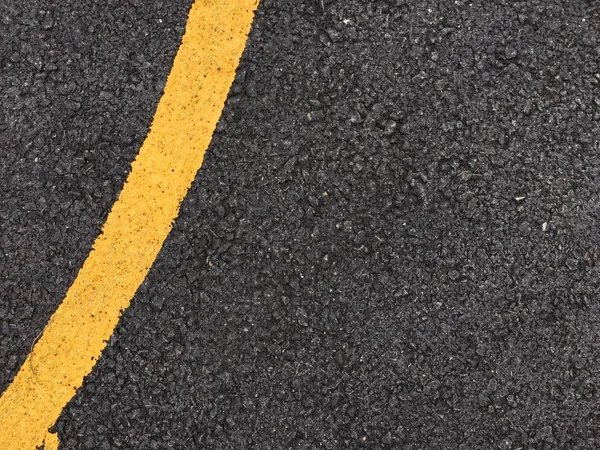 Κίτρινο Χρώμα Γραμμής Στη Μαύρη Άσφαλτο Δρόμο Υφή Της Επιφάνειας — Φωτογραφία Αρχείου