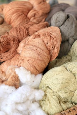 Renkli Tay ipek kumaş iplik dokuma ipek el sanatları Tay tarzında Kuzey Tayland için doğal renk malzemeden.