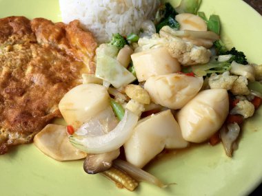 Kızarmış tofu sebze ve ahşap masa üzerinde yeşil tabak içinde Tay omlet (yumurta). Gıda Tay tarzında. Vejetaryen yiyecekler. Vintage sesi.