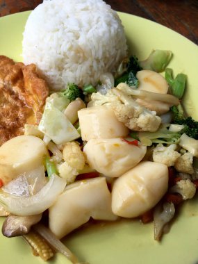 Kızarmış tofu sebze ve ahşap masa üzerinde yeşil tabak içinde Tay omlet (yumurta). Gıda Tay tarzında. Vejetaryen yiyecekler. Vintage sesi.