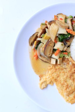 Çin tarzında kızarmış Tofu karıştırın, karışık sebzeli Kızarmış tofu ilave edin ve pirinç için beyaz arka plan üzerinde beyaz tabak içinde kızarmış yumurta kutlamak Çin yeni yılı Festivali, vejetaryen yemek, sağlıklı gıda.