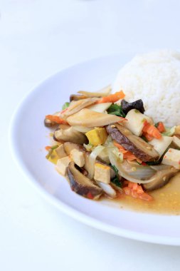 Çin tarzında kızarmış Tofu karıştırın, karışık sebzeli Kızarmış tofu ilave edin ve pirinç için beyaz arka plan üzerinde beyaz tabak içinde kızarmış yumurta kutlamak Çin yeni yılı Festivali, vejetaryen yemek, sağlıklı gıda.