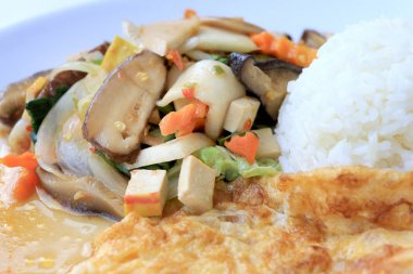 Çin tarzında kızarmış Tofu karıştırın, karışık sebzeli Kızarmış tofu ilave edin ve pirinç için beyaz arka plan üzerinde beyaz tabak içinde kızarmış yumurta kutlamak Çin yeni yılı Festivali, vejetaryen yemek, sağlıklı gıda.