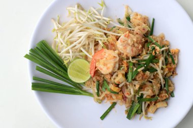 Tay gıda Keçe Tay, Stir fry erişte ile beyaz tabak karides. Tayland'ın ulusal ana yemek biri. Tayland popüler gıda. Tayland kızarmış noodle.