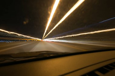 Gece hız arabada sokak ışıkları zaman, yavaş hız çekim görünümünden ile hareket ışık açık arabanın içinde.