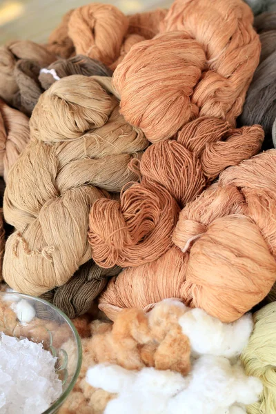 Renkli Tay ipek kumaş iplik dokuma ipek el sanatları Tay tarzında Kuzey Tayland için doğal renk malzemeden.