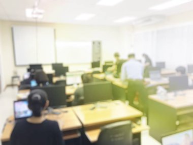 Eğitim kavramı, arka plan bulanık görüntü okuyan öğrenciler ve iş soyut ve büyük salonu meslek seminer ekran ve bilgi göstermek için projektör ile tartışmak.