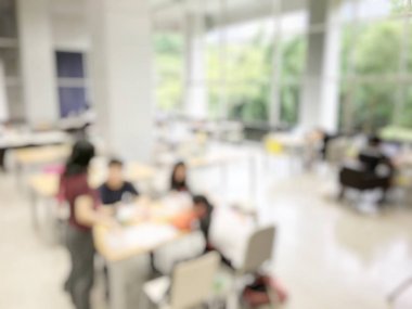 Eğitim kavramı, arka plan bulanık görüntü okuyan öğrenciler ve iş soyut ve büyük salonu meslek seminer ekran ve bilgi göstermek için projektör ile tartışmak.