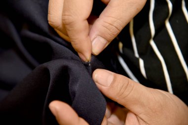 Eller terzi adamın onun kumaş eşya, çalışan dikiş, yakın çekim.