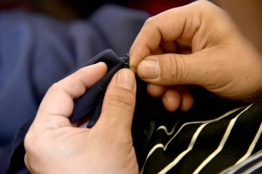 Eller terzi adamın onun kumaş eşya, çalışan dikiş, yakın çekim.