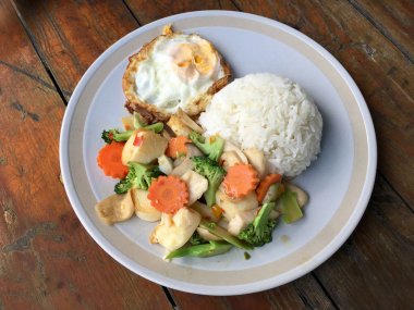 kızarmış sebze tofu karışık pirinç ve ahşap arka plan üzerinde beyaz tabak kızarmış yumurta. Vejetaryen yiyecekler, sağlıklı gıda.