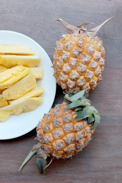 Bourání Čerstvého Ananasu Ananas Skořápky Asijského Stylu Bílé Misce Staré — Stock fotografie