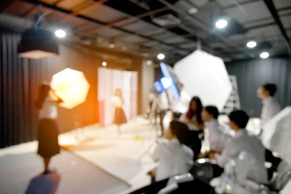 スタジオ用ストロボ スタジオ作業広告で学生カメラマン チームのぼやけた画像 — ストック写真