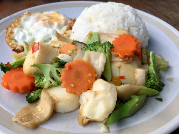 Tahu Sayuran Dicampur Dengan Nasi Dan Telur Goreng Dalam Hidangan — Stok Foto