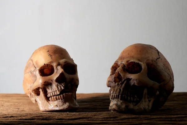 Fotografía Naturaleza Muerta Con Cráneo Humano Sobre Mesa Madera Con — Foto de Stock