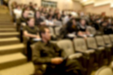 Eğitim kavramı. Eğitim kişi, iş adamları ve konferans odası veya ekran ve bilgi göstermek için projektör ile büyük salonu oturan öğrenciler bulanık arka plan görüntü.