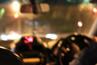 Arabanın içinden gece yolu görüntüsü doğal ışık sokağı ve diğer arabalar bulanık, gece yolculuk yapan bir arabanın içinden görüntü bulanık..