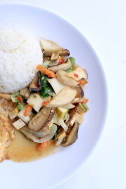 Çin tarzında kızarmış Tofu karıştırın, karışık sebzeli Kızarmış tofu ilave edin ve pirinç için beyaz arka plan üzerinde beyaz tabak içinde kızarmış yumurta kutlamak Çin yeni yılı Festivali, vejetaryen yemek, sağlıklı gıda.